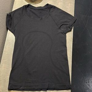 Women’s Black Lululemon Swiftly Tee size 2